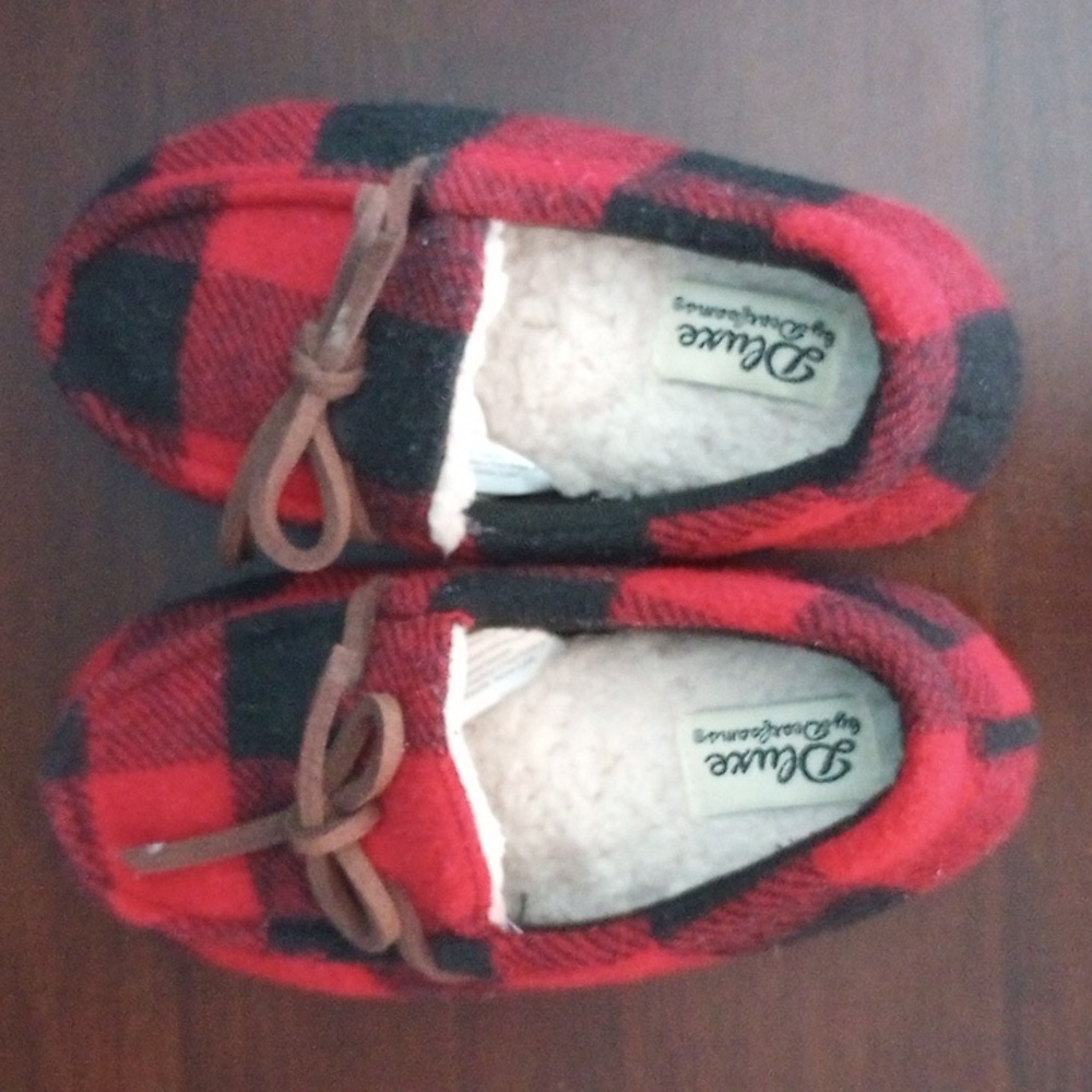 DLUXE Dearfoams Flannel Slippers